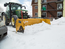 Déneigement de stationnement de bloc appartement