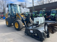 John Deere 244L  chargeur sur roues, godet, fourches et balai mécanique